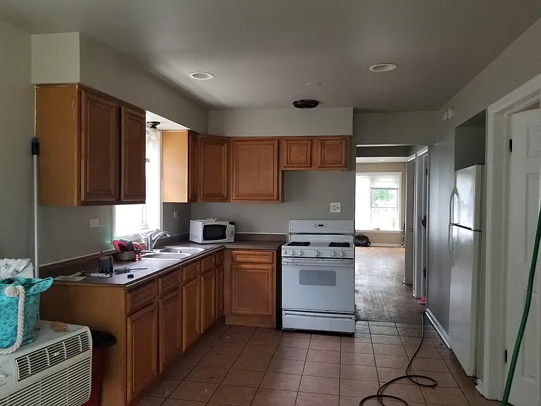 7241 S Damen Ave — Photo 3