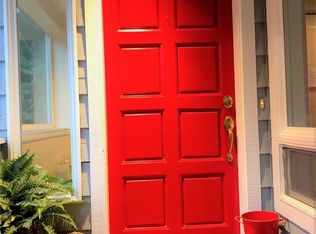 1049 Ferncliff Ave NE, Bainbridge Island, WA 98110