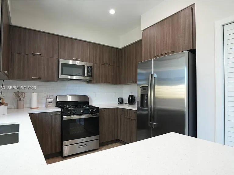 211 SE 4th St #3 — Photo 10