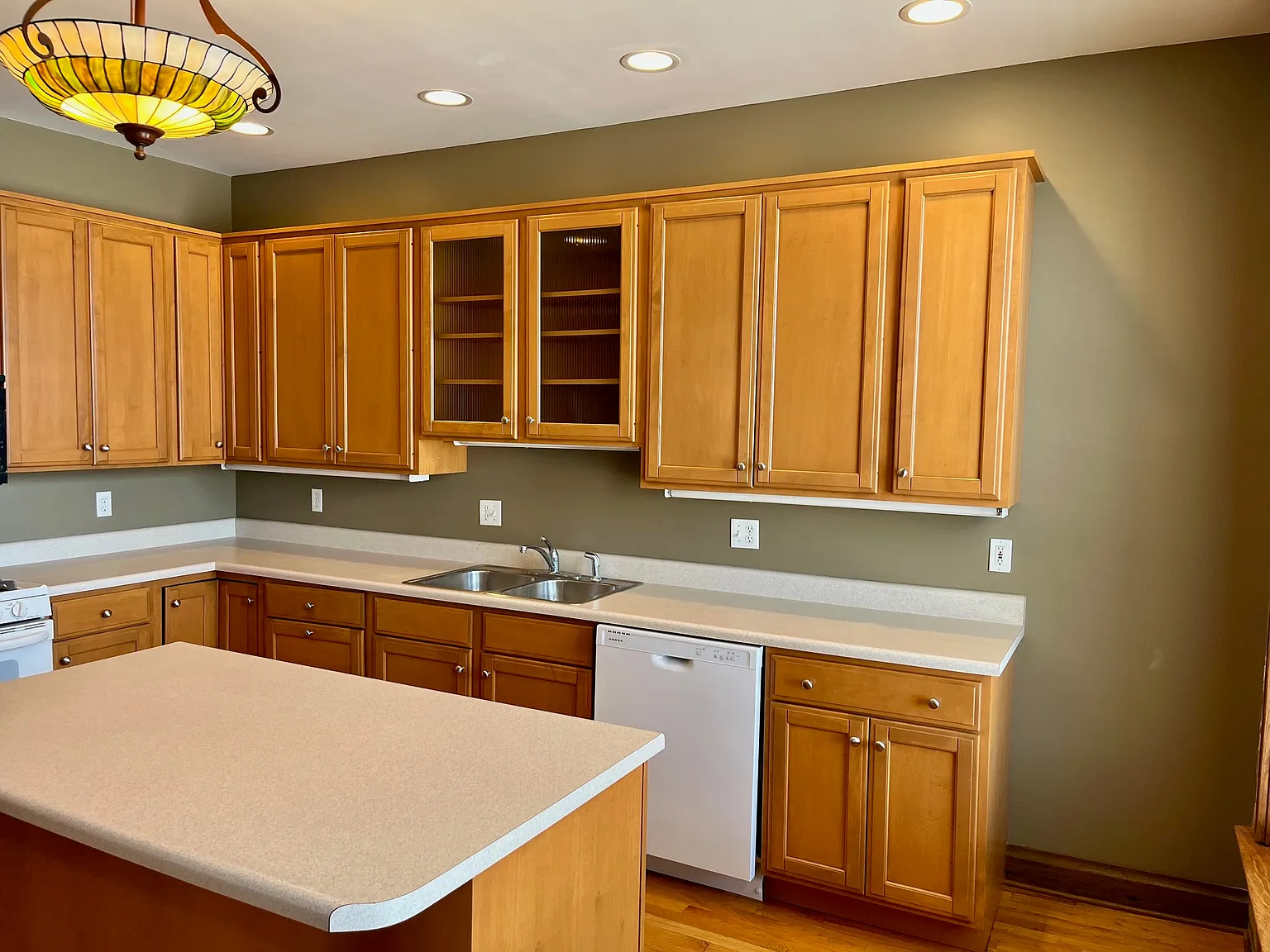 2 bed, 2.5 bath, 3600 sqft, $2,100 — Photo 3