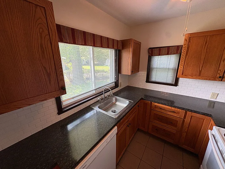 2209 Hawthorne Ave — Photo 11