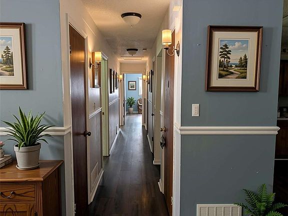 3rd image of 2073 Beechwood Dr
