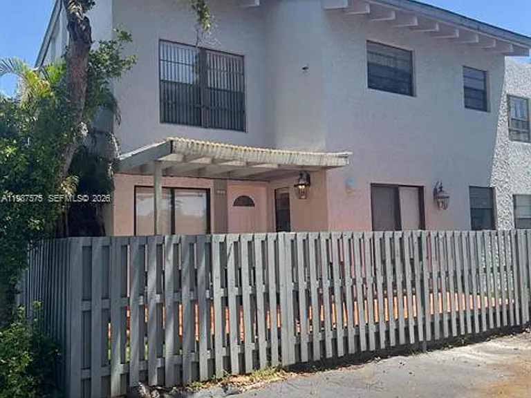 10550 NW 7th Ter #B7 — Photo 6