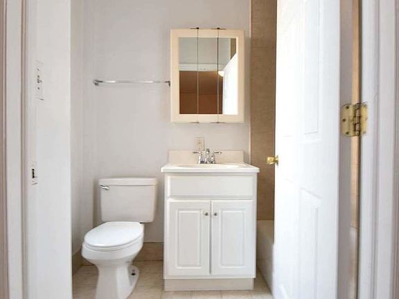 4th image of 2350 Broadway #639A