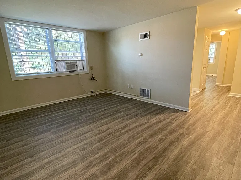 811 Barnaby St SE — Photo 14