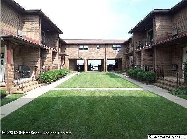 1 bed, 832 sqft, $2,300 — Photo 2