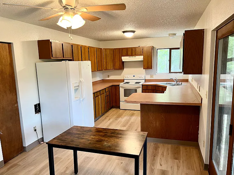 Freshly Renovated - Southside 3 Bedroom — Photo 4