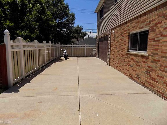 4th image of 22312 Lakeshire St