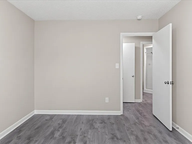 Chateau Apartments — Photo 25