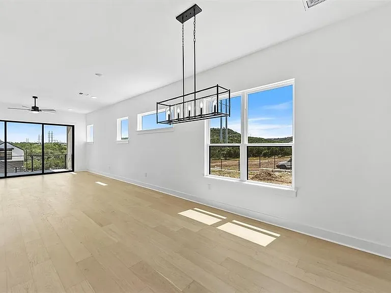 110 Pennybacker Ln — Photo 4