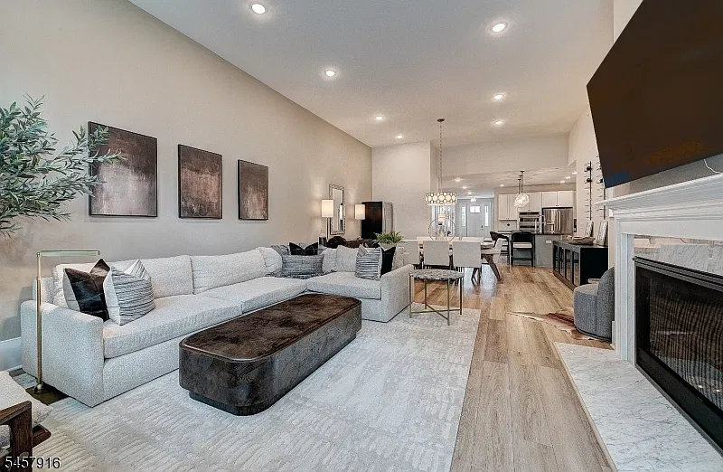 3 bed, 2.5 bath, 4199 sqft, $6,750 — Photo 4