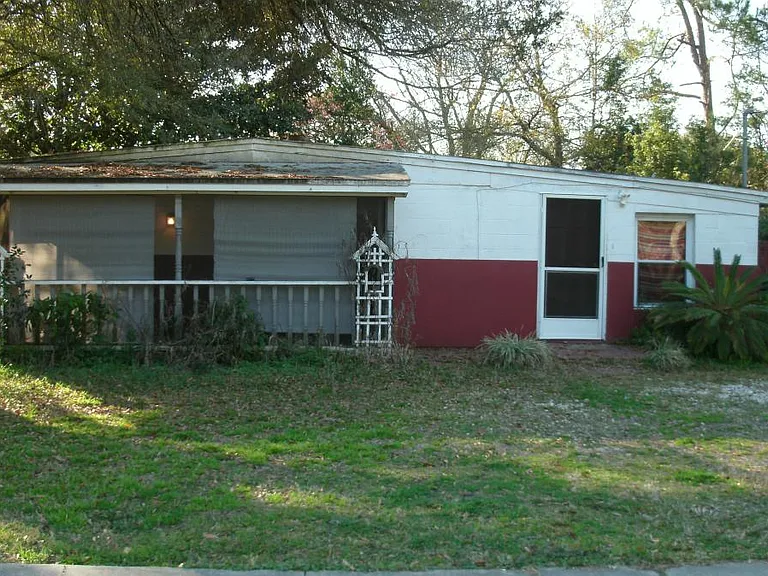 front with screened porch