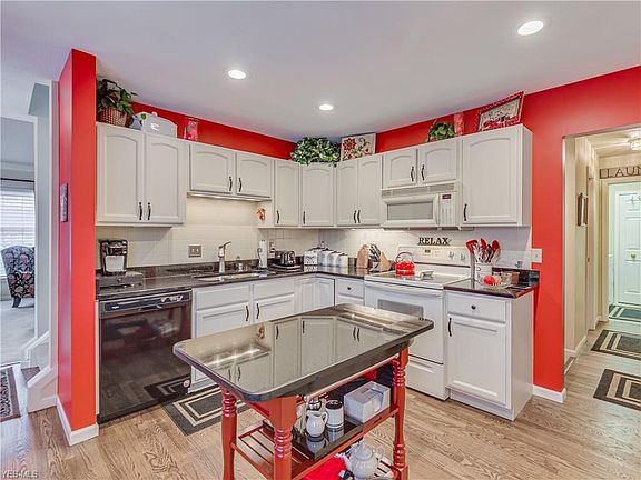4th image of 820 Hampton Ct