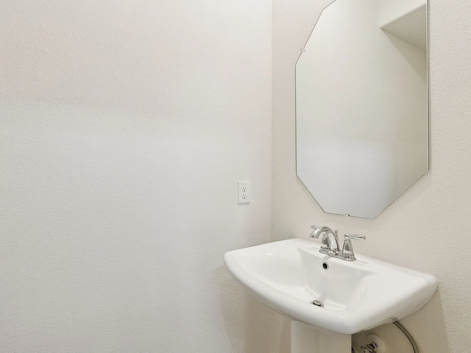 5 bed, 3381 sqft, $3,200 — Photo 4