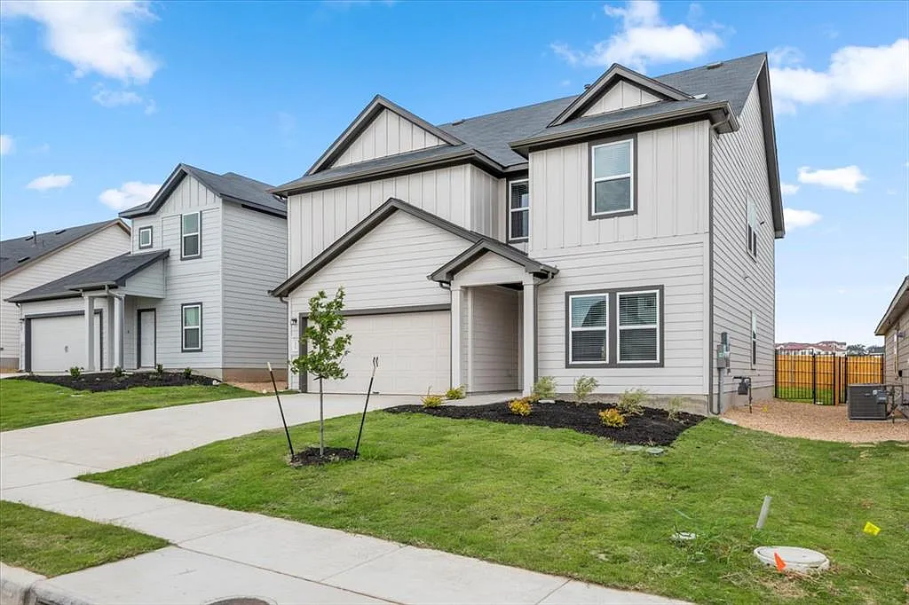 5 bed, 2728 sqft, $2,899 — Photo 3