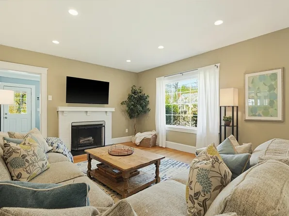 24 Maskwonicut St, Sharon, MA 02067