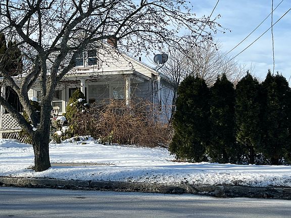 3rd image of 298 Pleasant St