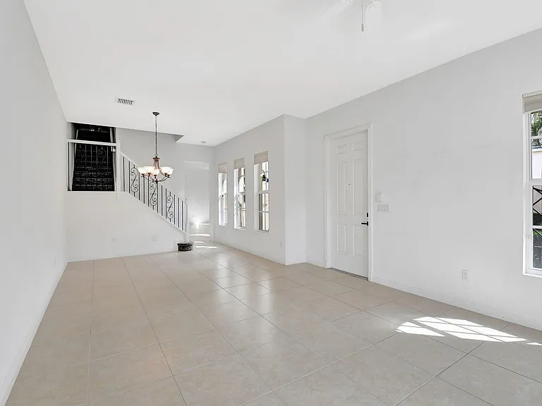 838 NW 83rd Ln — Photo 10