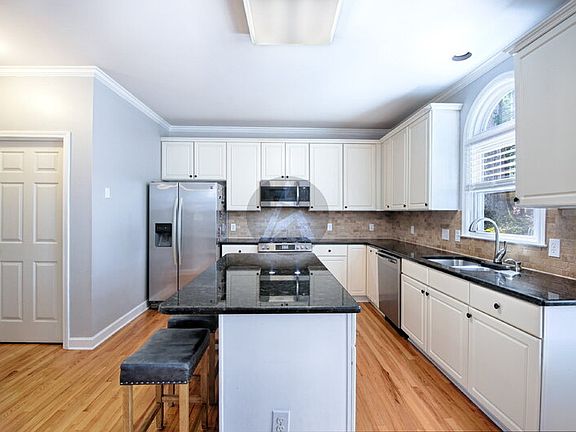 4th image of 3786 Upland Dr
