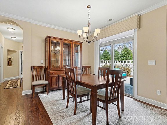 3rd image of 8315 Parknoll Dr