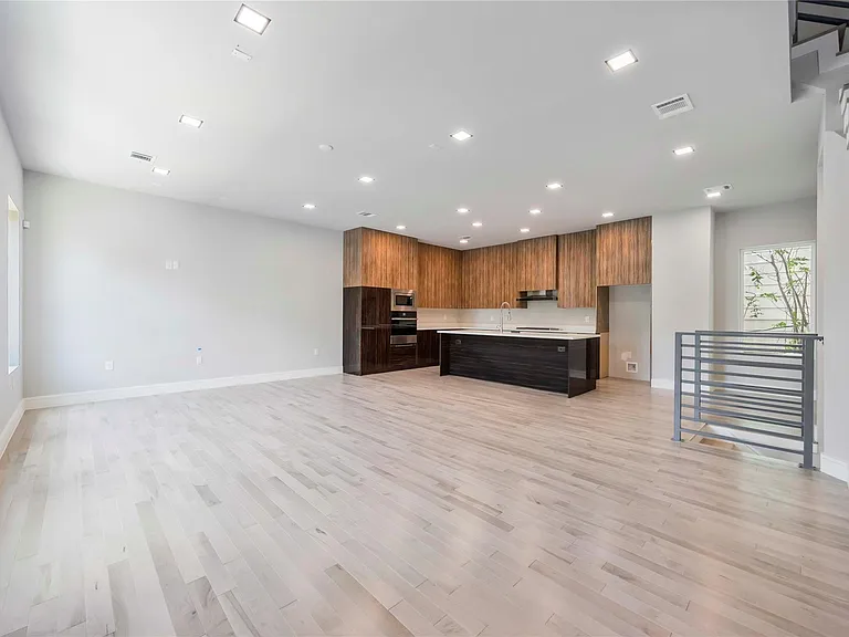 1111 W 21st St — Photo 15