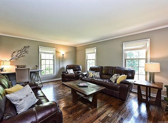 5th image of 10422 Woodview Cres