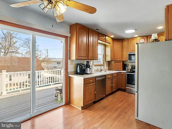 5th image of 806 Dewey Ave