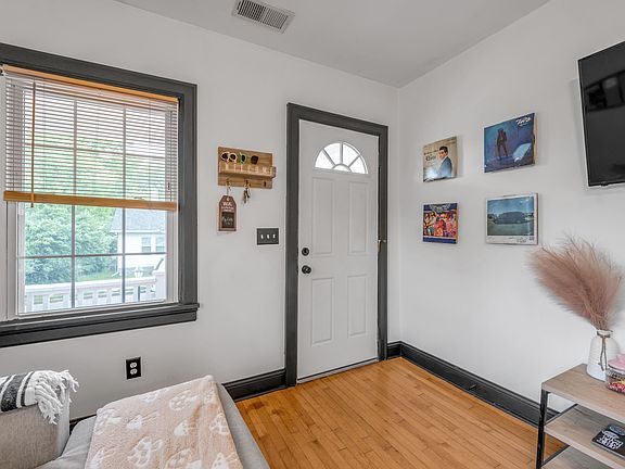 3rd image of 1402 Suncrest Ave