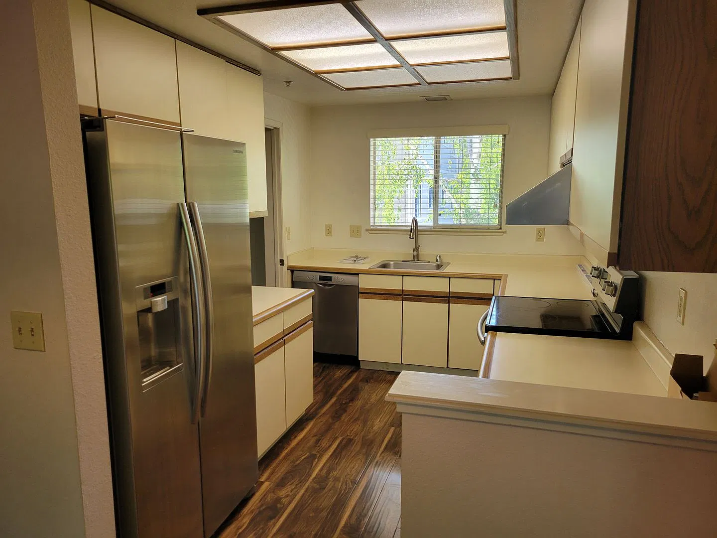 Spacious 2 Level Townhome with Great Location — Photo 4