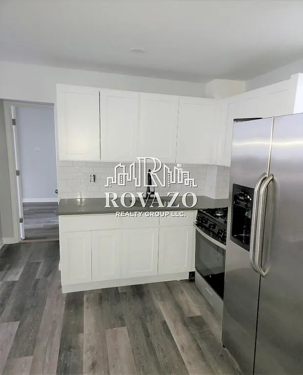 Building Photo - 594 Christopher St #1
