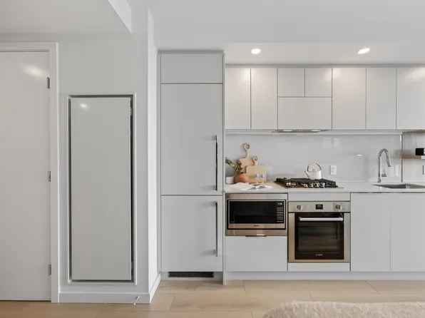 311 Alderson Ave #1509, Coquitlam, BC V3K 1W2