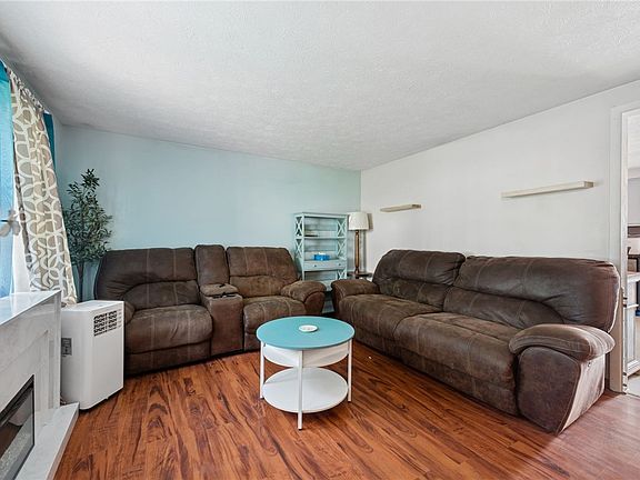 5th image of 696 Knoll Ln