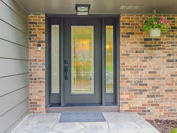 3rd image of 3 Lakeview Ln