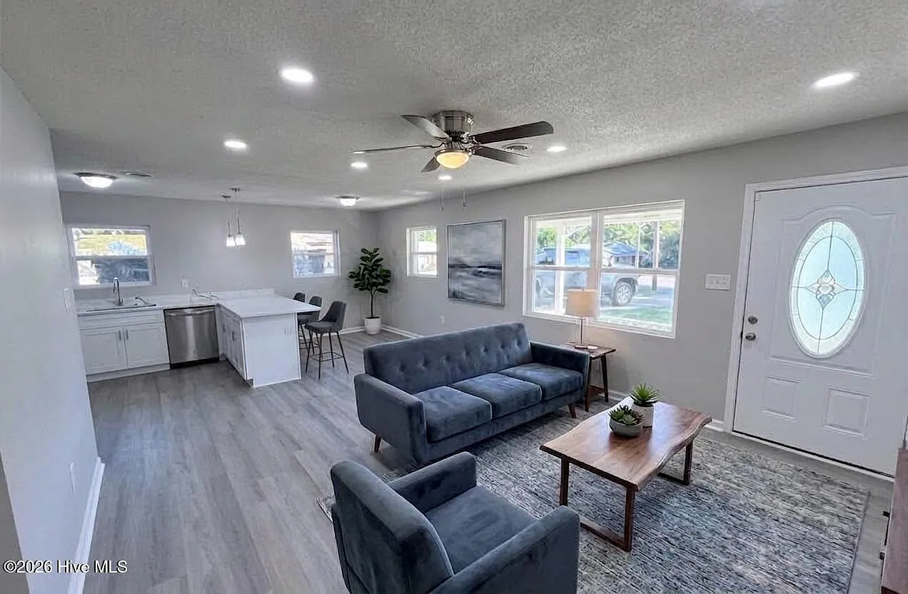 3 bed, 1.5 bath, 1250 sqft, $2,300 — Photo 2