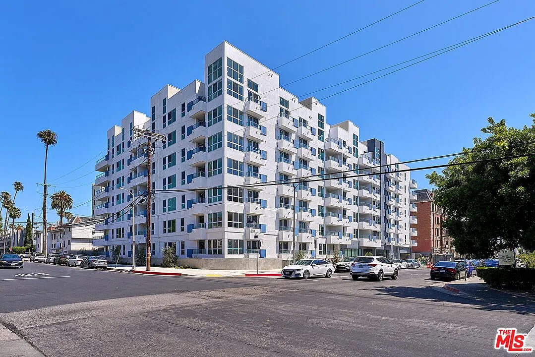 2 bed, 2.0 bath, 1190 sqft, $3,950 — Photo 2