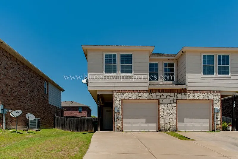 3 bed, 2.5 bath, 1437 sqft, $1,475 — Photo 2