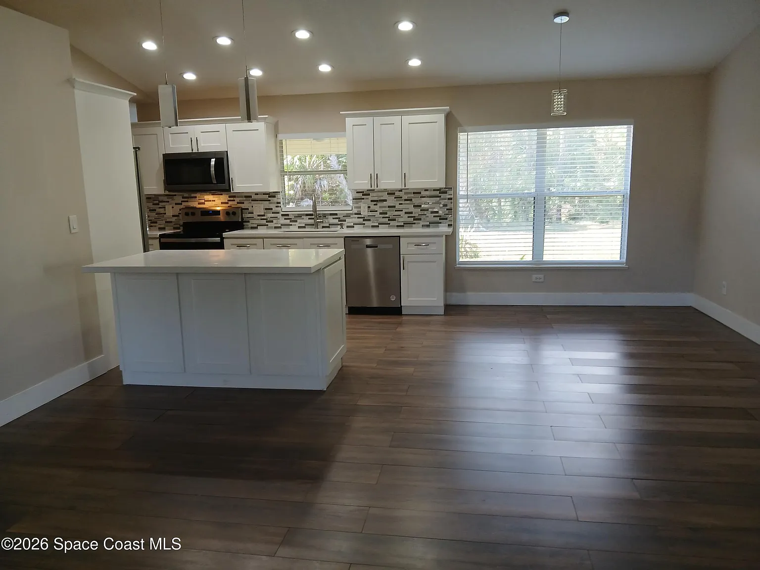 3 bed, 2.0 bath, 1646 sqft, $2,075 — Photo 4