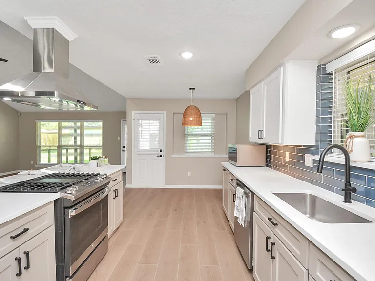 10550 Emnora Ln — Photo 6