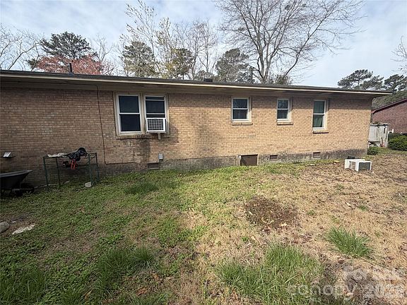 2nd image of 1414 Onslow Pines Rd