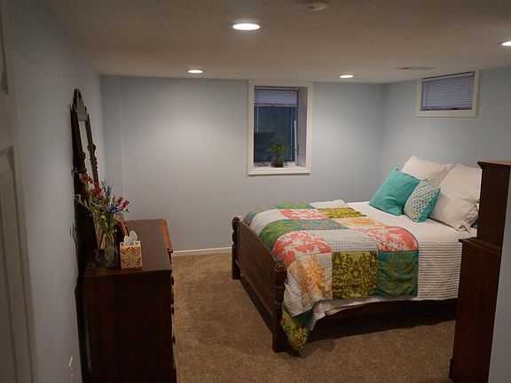 Basement bedroom w/ walk in closet