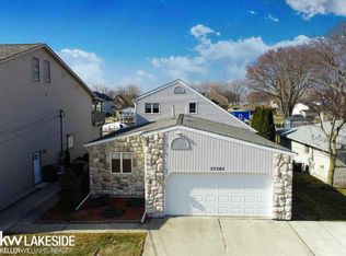 37585 Lakeville St, Harrison Township, MI