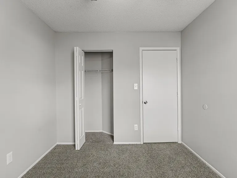 Wilshire Park Apartments — Photo 42