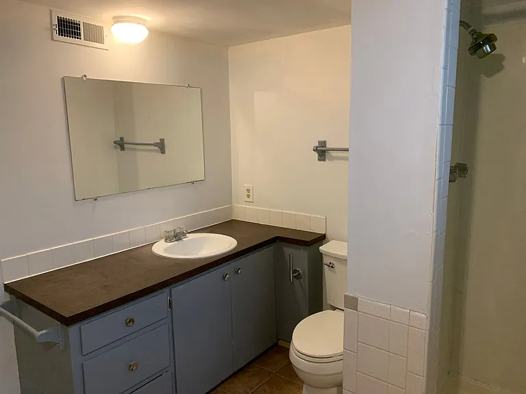 1422 W Oak St — Photo 9