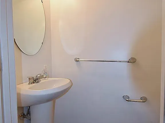 136 Knollwood Dr — Photo 1