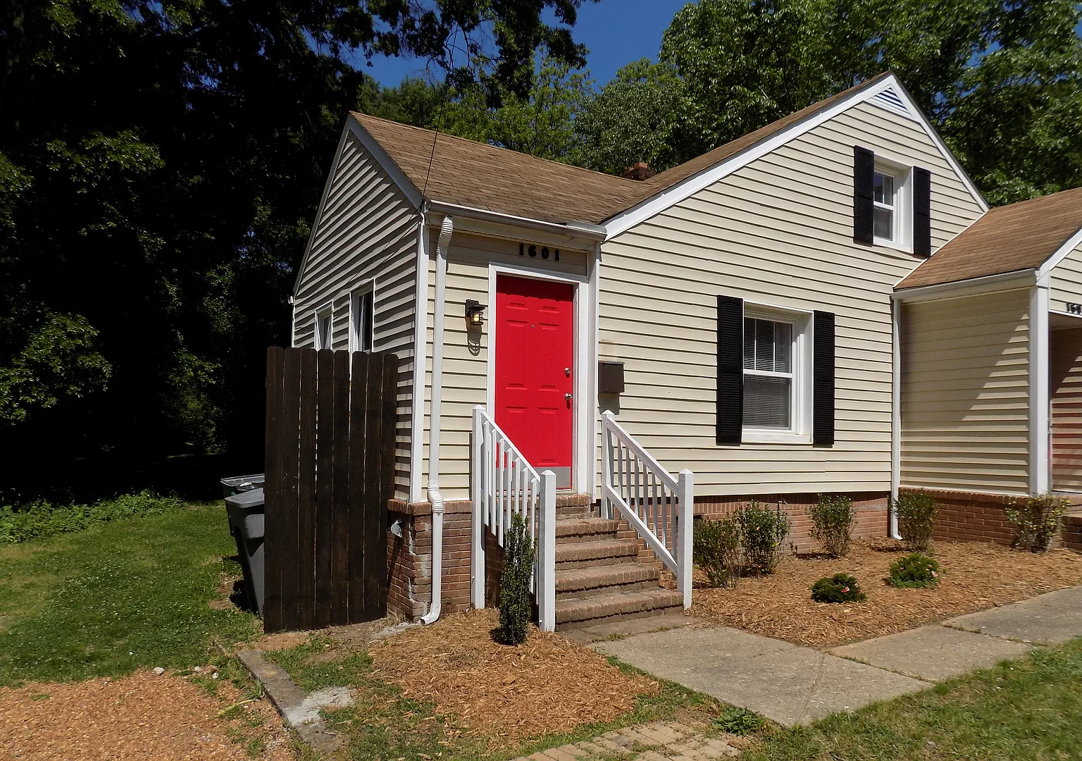 Charming One Bedrooom Duplex in Plaza Midwood — Photo 1
