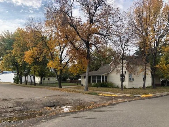 108 3rd St E, Park River, ND 58270