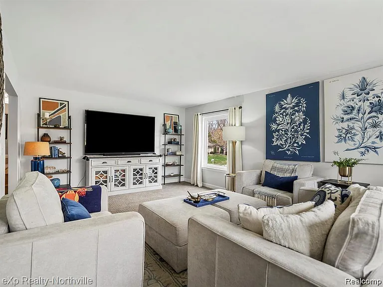 38205 Connaught Dr — Photo 28