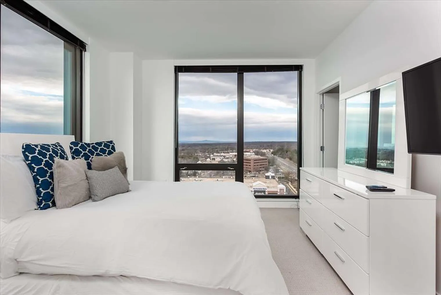 2 bed, 2.0 bath, 1173 sqft, $6,329 — Photo 3