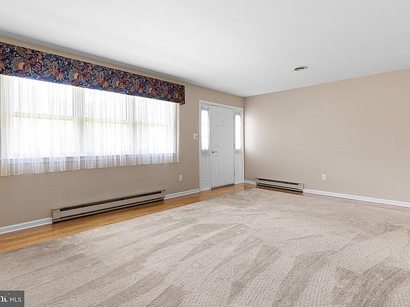 4th image of 83 Canzonet Dr