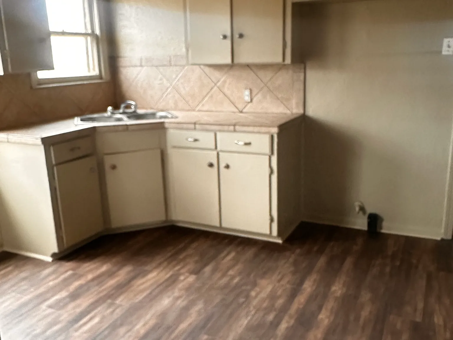 1006 Campbell St — Photo 2